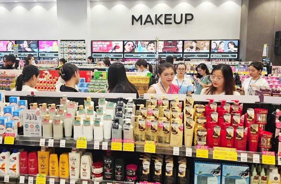 SO SÁNH KHI LỰA CHỌN KINH DOANH MỸ PHẨM NHẬT VÀ MỸ PHẨM HÀN: XU HƯỚNG MỚI VÀ NƠI NHẬP SỈ ĐỂ LỢI NHUẬN TỐT! 2 Anh 2 Kinh doanh gi de loi nhuan cao